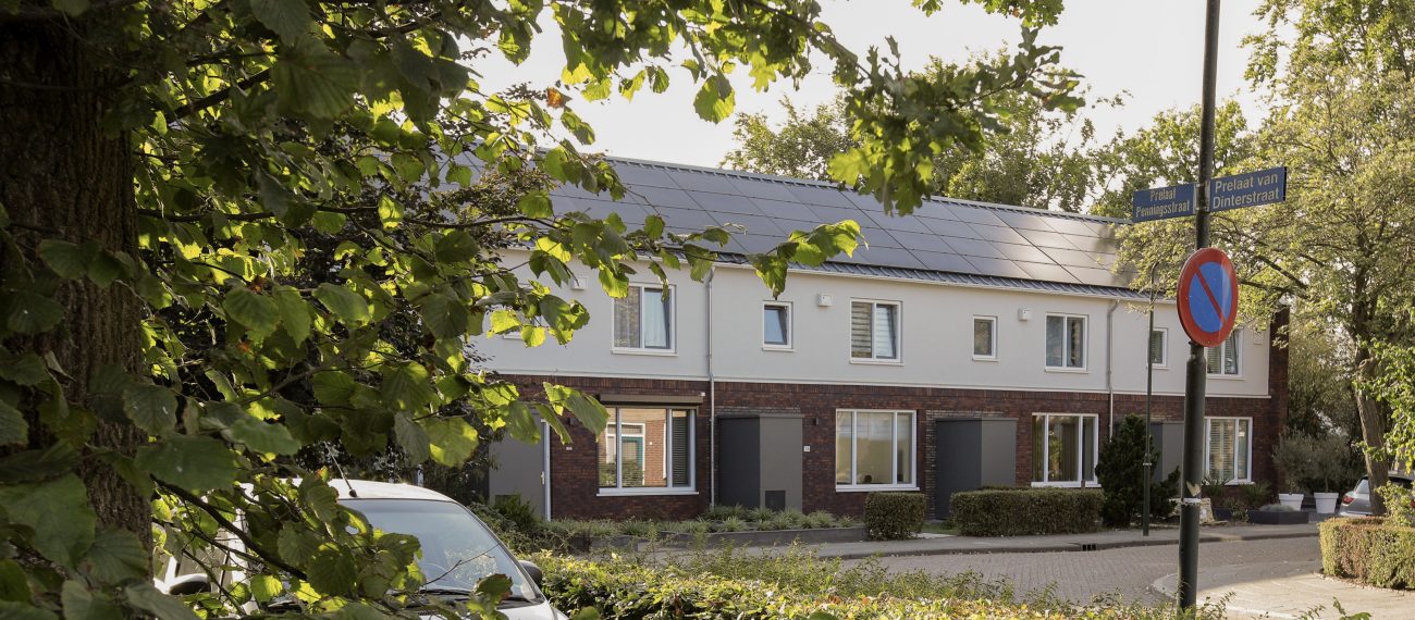 Renovatie NOM woningen in Gemert. rijtjes woningen die groot onderhoud zijn aan gegaan.