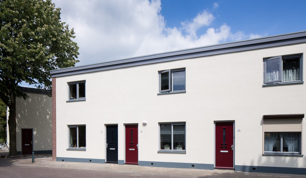 Vestkant Breda groot onderhoud: rijwoningen met witte gevels, rode deuren en grijze kozijnen rustig.