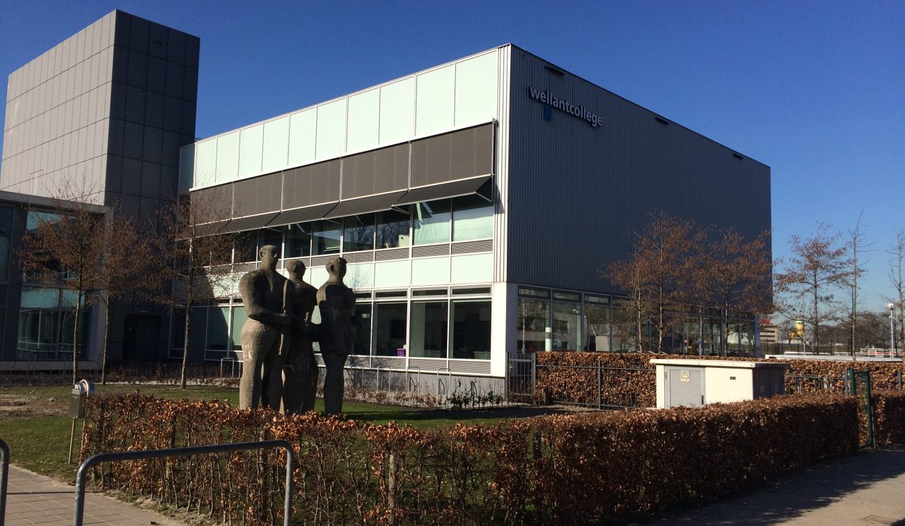 Voormalig kantoor omgebouwd tot Wellantcollege Rotterdam met strakke gevel en beeldengroep