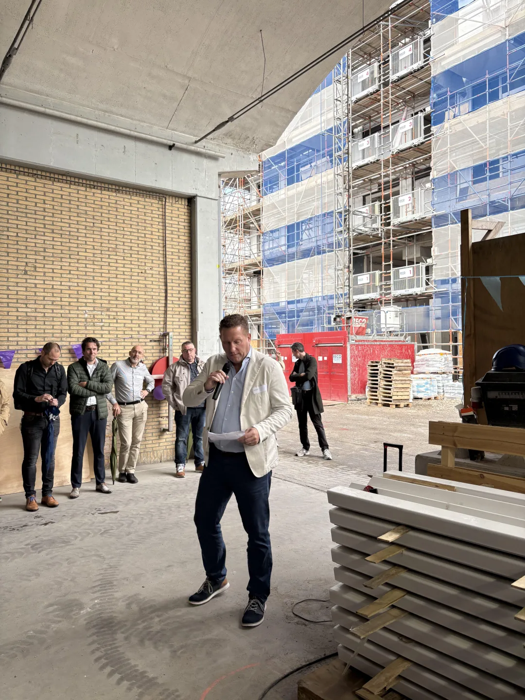 Spreker bij de viering van het hoogste punt van Bloom De Caai in Eindhoven
