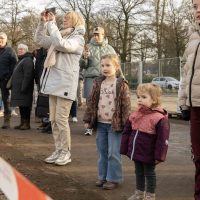 Start bouw Bosrijk Mariëndaal in Velp: bewoners en kinderen kijken toe tijdens eerste graafhandeling op bouwplaats.