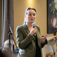 Start bouw Bosrijk Mariëndaal in velp: wethouder spreekt het publiek toe tijdens de opening van het project.