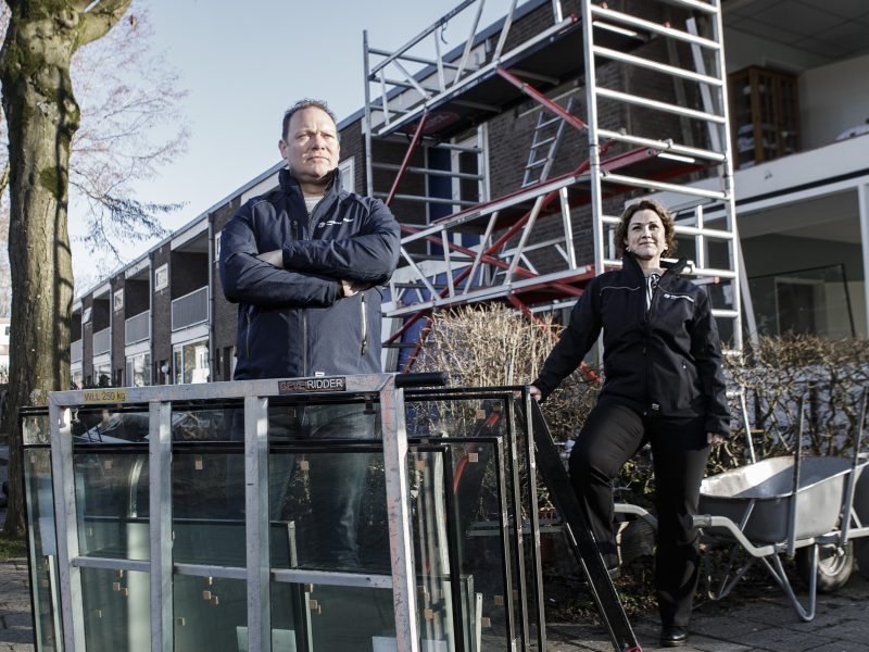 Mark van Diessen en Joyce Ketelaars staan voor een bouwsteiger