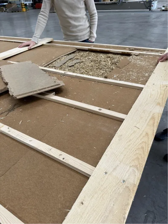 onderkant van een biobased dakplaat waarbij je een deel van de vulling ziet