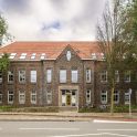 Vooraanzicht van appartementencompex, met hoofdingang in het midden