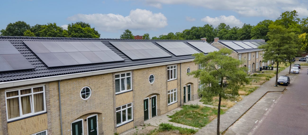 Luchtfoto van de Margrietlaan in Helmond waarop de gerenoveerde woningen zichtbaar zijn na afronding van het groot onderhoudsproject.