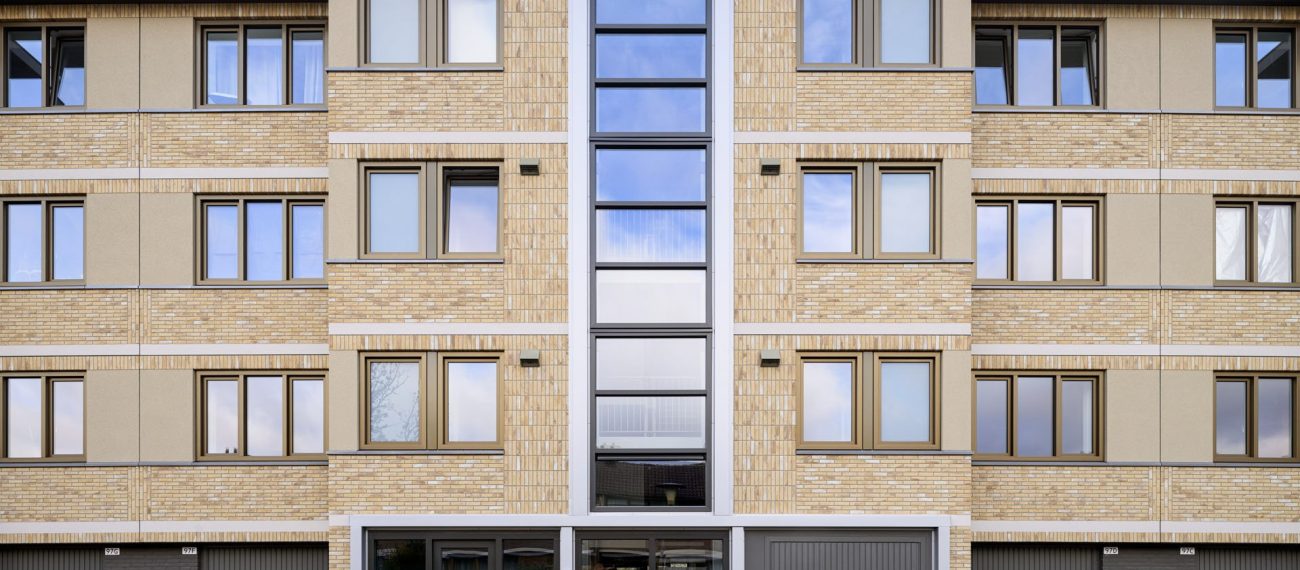 Groot onderhoud Prontoflats Helmond – vernieuwde appartementenflat met opgeknapte gevel en entree.