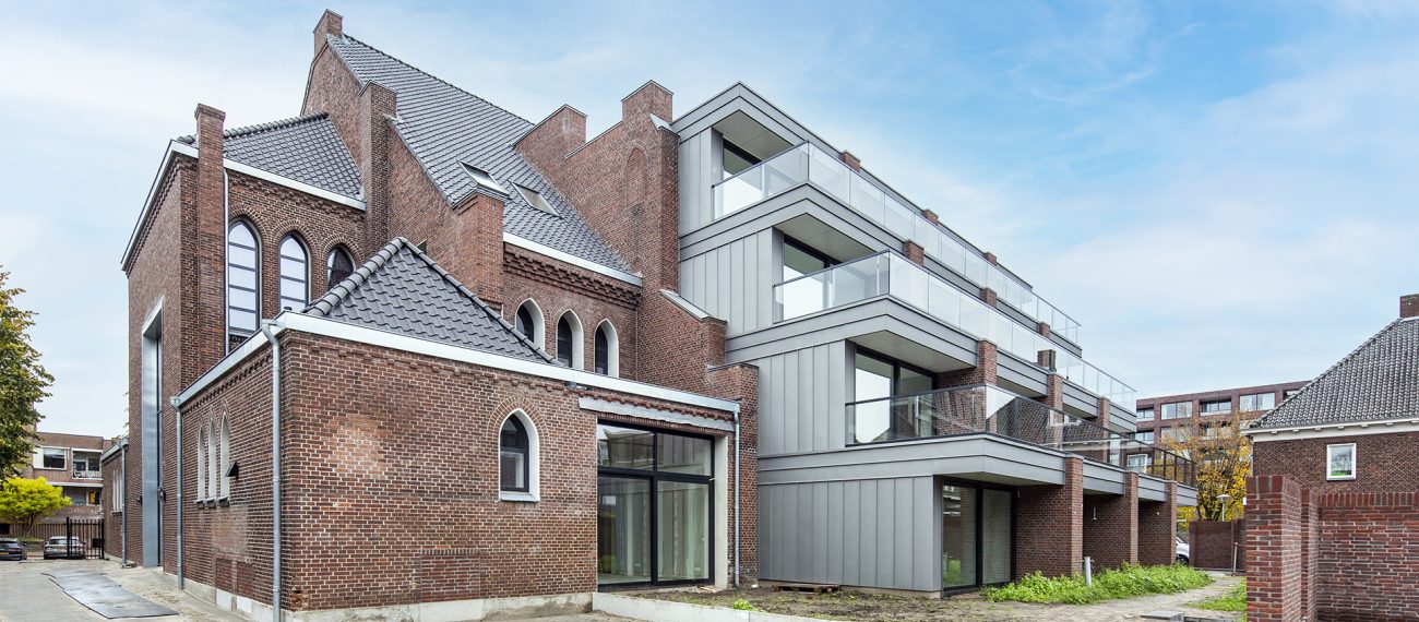 Grondfoto van De Antonius in Valkenswaard waarop de balkons en vernieuwde gevel zichtbaar zijn na de transformatie van het gebouw.