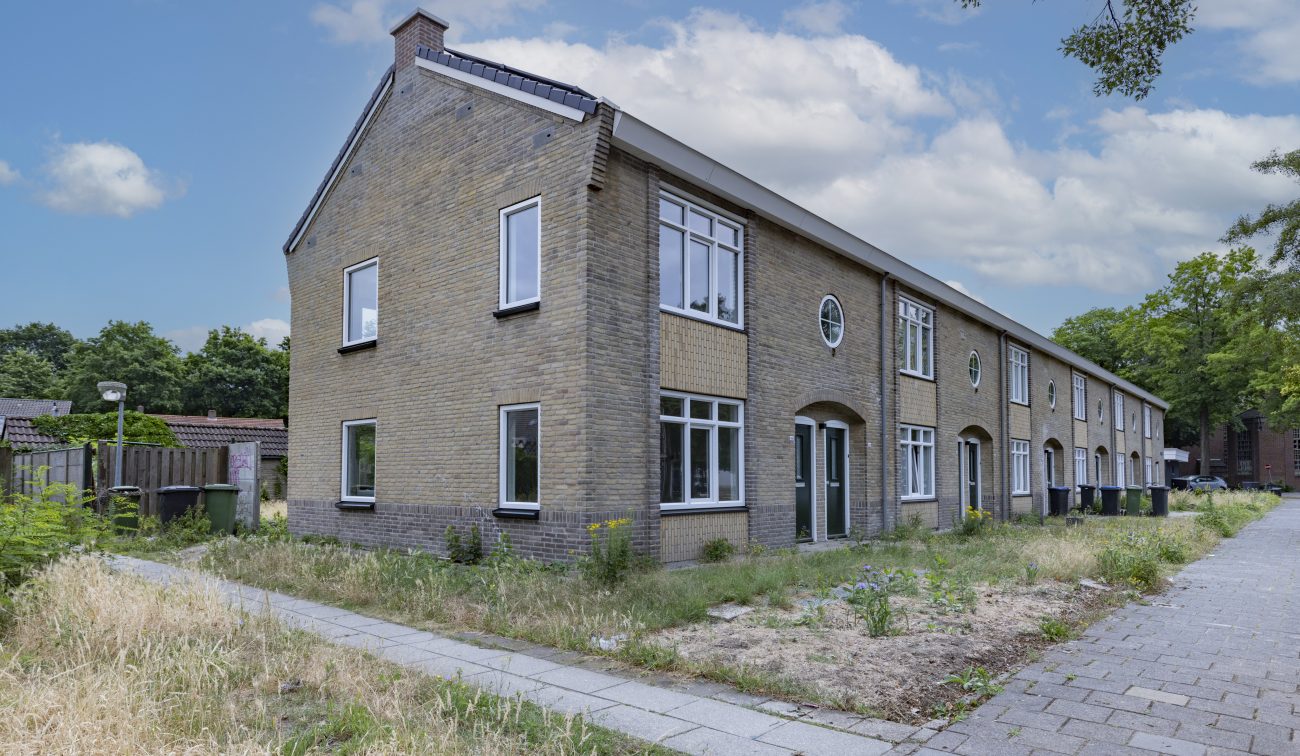 Foto van de woningen aan de Margrietlaan in Helmond in oorspronkelijke staat, vastgelegd vóór het groot onderhoudsproject.