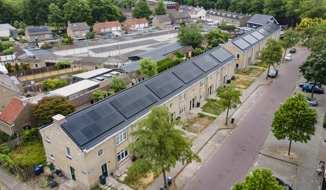 Luchtfoto van de Margrietlaan in Helmond waarop de woningen zichtbaar zijn tijdens het groot onderhoudsproject.