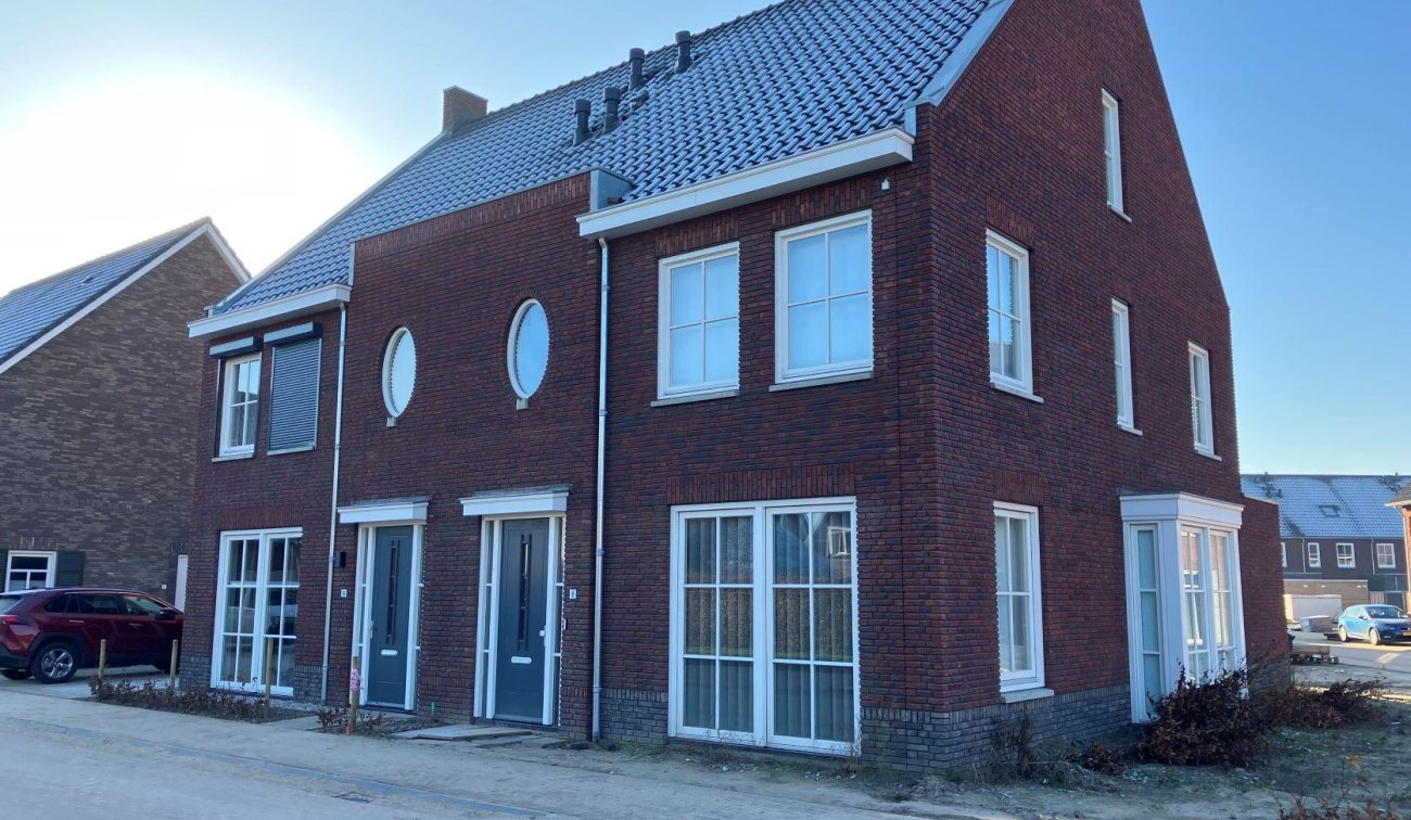 Nieuwbouwwoningen in De Hoogheden in Berkel-Enschot, vastgelegd zonder zon tijdens het woningbouwproject.