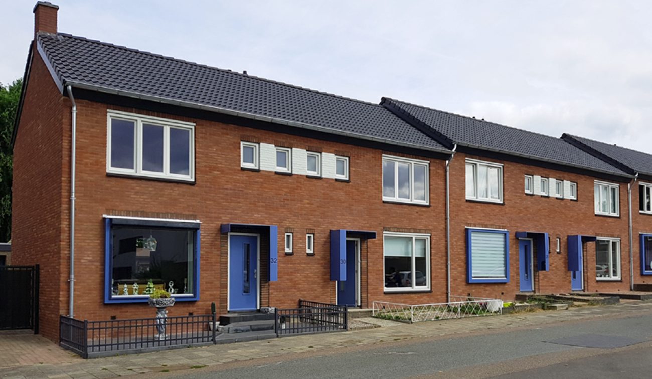 Verduurzaming 153 woningen Heerlen, vernieuwde kozijnen en strak pannendak langs woonstraat.
