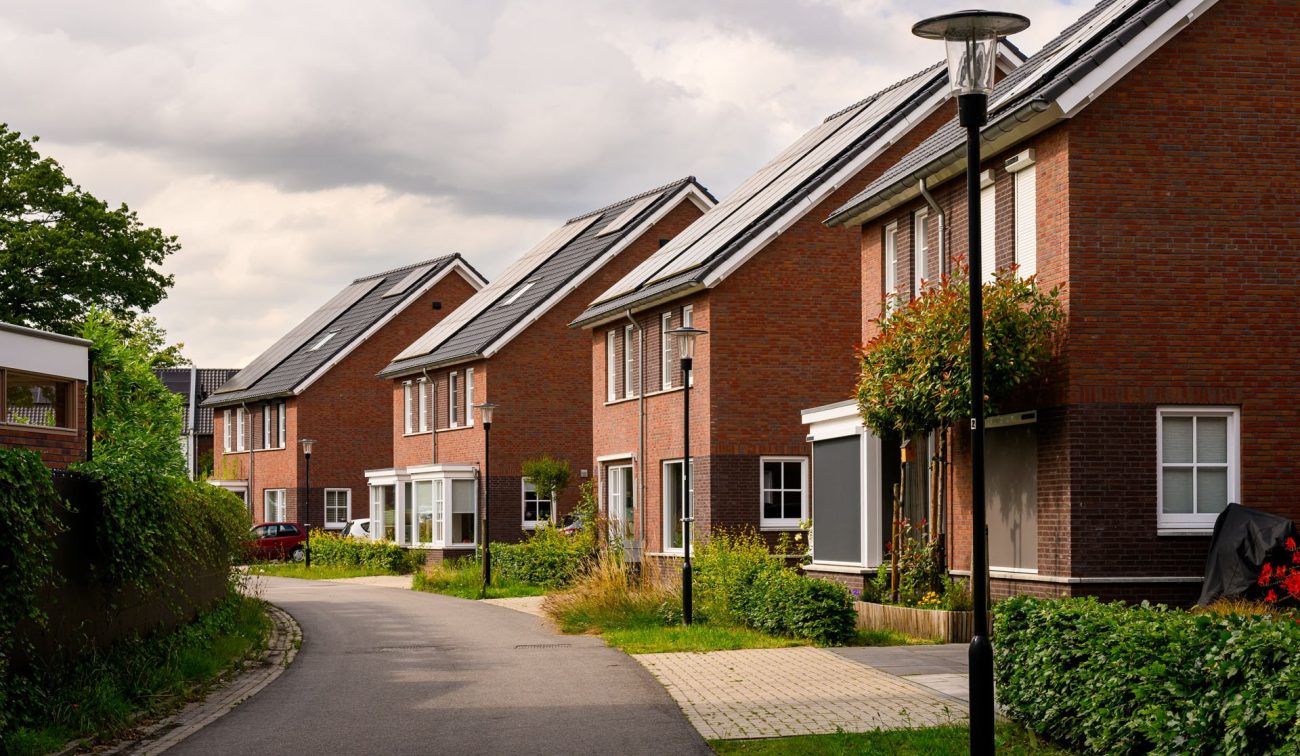 Nieuwbouwwoningen in Kloostervelden in Sterksel met rode baksteen, zonnepanelen en een groene woonstraat met voortuinen.