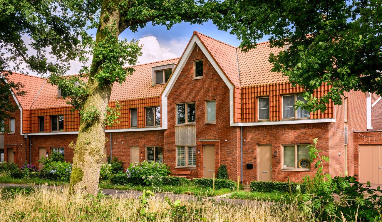 Nieuwbouwwoningen in Kloostervelden in Sterksel met rode baksteen, oranje dakpannen en een groene, natuurlijke woonomgeving.