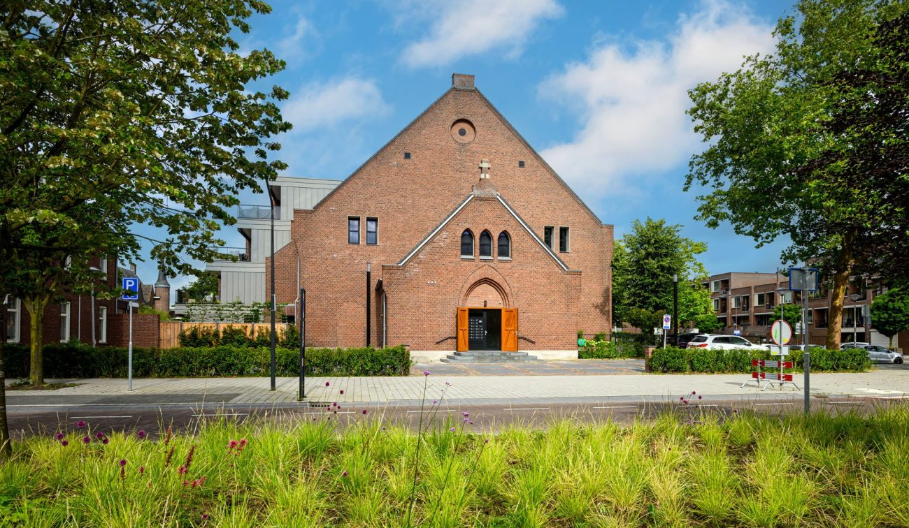Voorzijde van De Antonius in Valkenswaard na de transformatie, met een overzichtsbeeld van het gerenoveerde gebouw vanaf afstand.