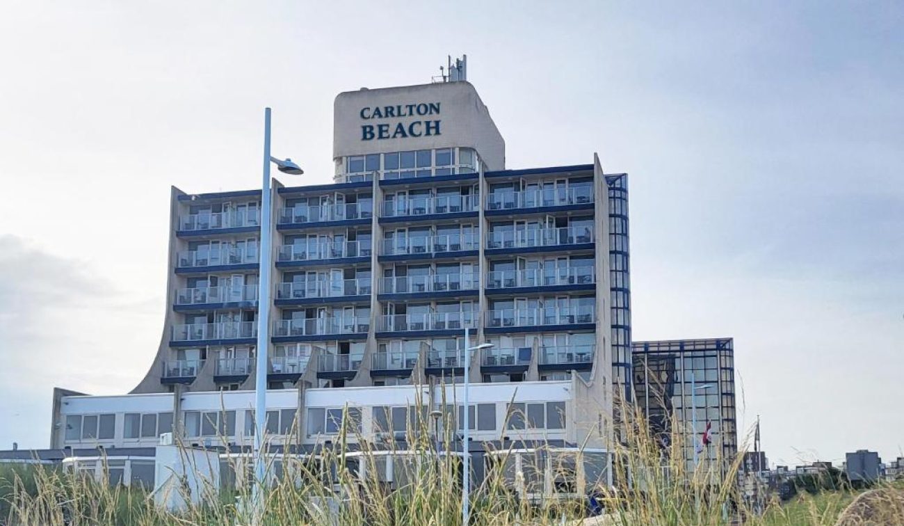 Renovatie van het Carlton Beach Hotel in Scheveningen, buitenaanzicht van het hotel aan de boulevard met zeezicht.