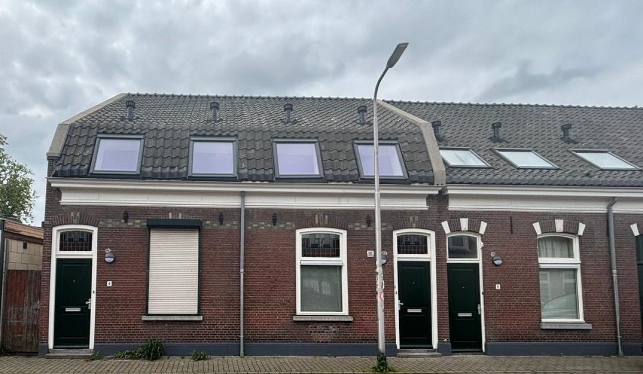 Verduurzaming van rijwoningen met vernieuwde dakkapellen en dakramen langs stedelijke woonstraat