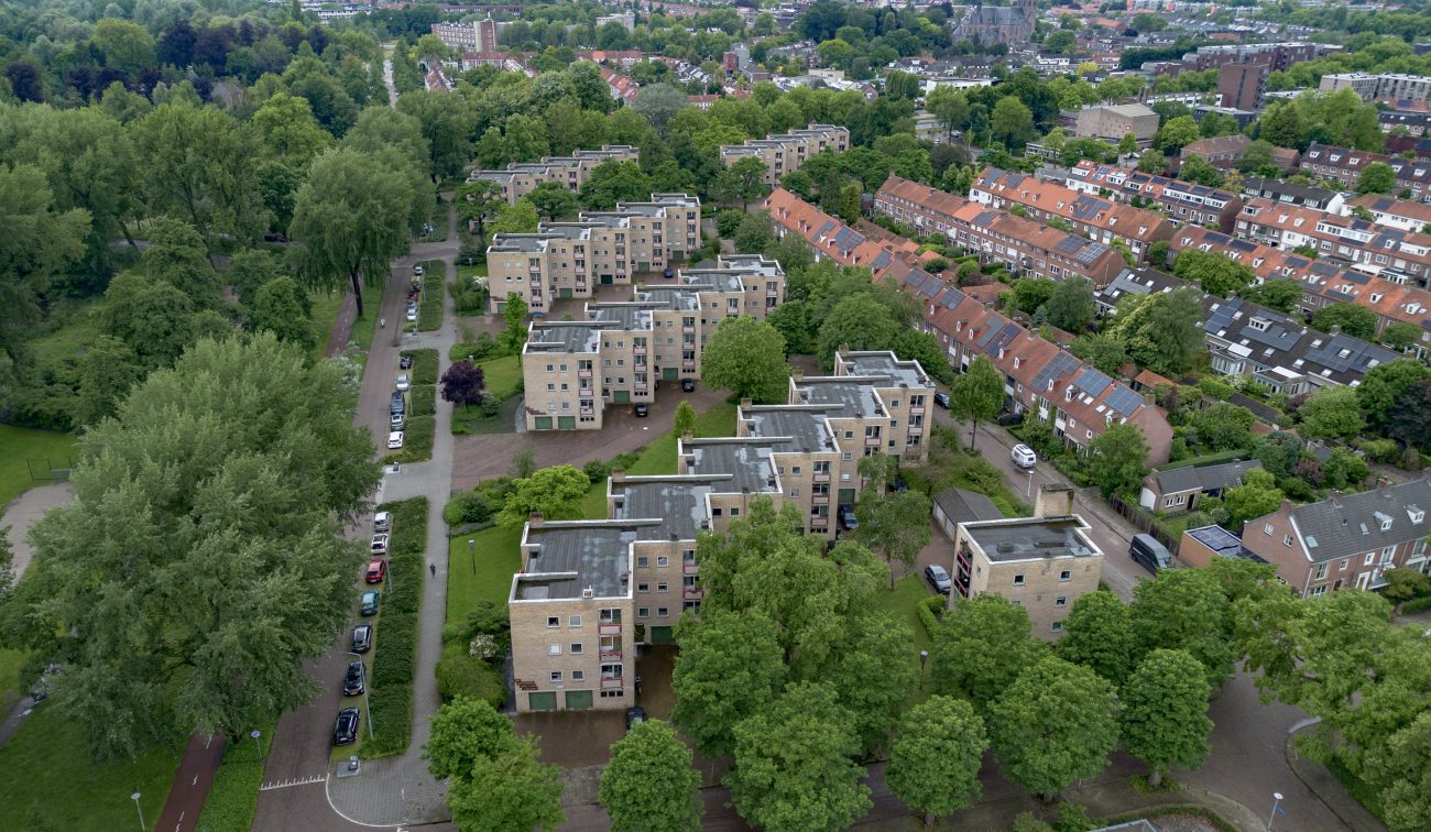 Dronebeeld van de Grijpmaflats in Eindhoven voor het groot onderhoud en de optopping.