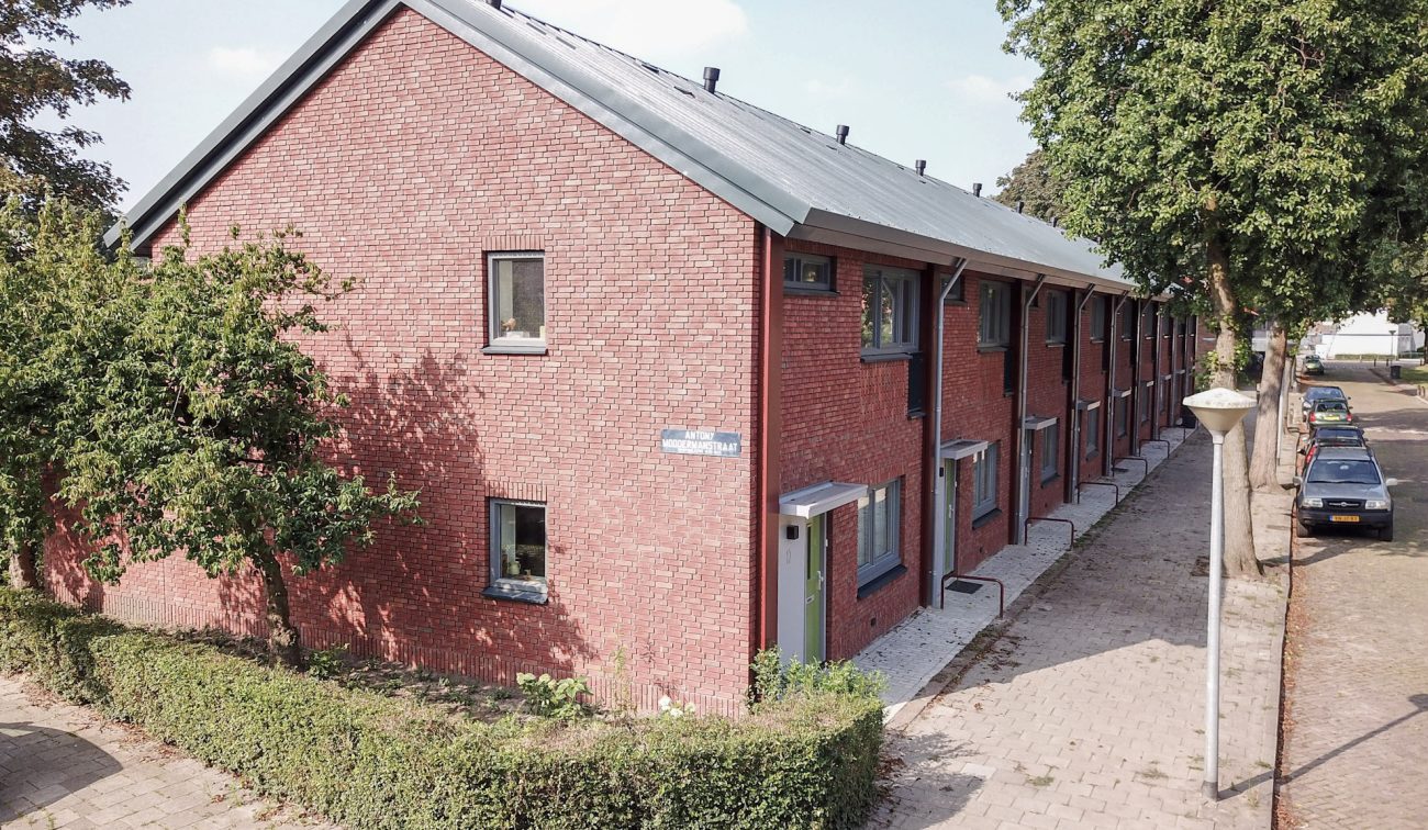 Renovatie (groot onderhoud) NOM van 195 rijwoningen in ’t Ven, Eindhoven – gevels in rode baksteen aan een boomrijke straat, hoekwoning met vernieuwde uitstraling.