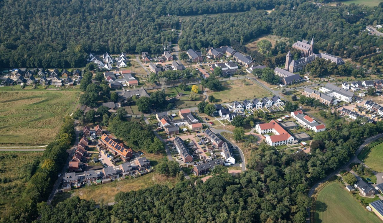Luchtfoto van de nieuwbouwwijk Kloostervelden in Sterksel, met overzicht van de woningen, straten en groene omgeving.
