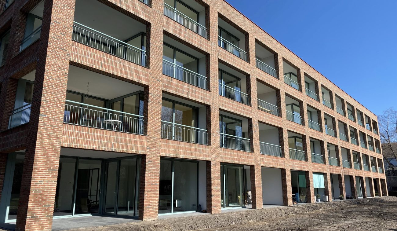 Nieuwbouw van 60 appartementen aan de Kloosterstraat in Tilburg, modern complex met bakstenen gevel en ruime balkons.