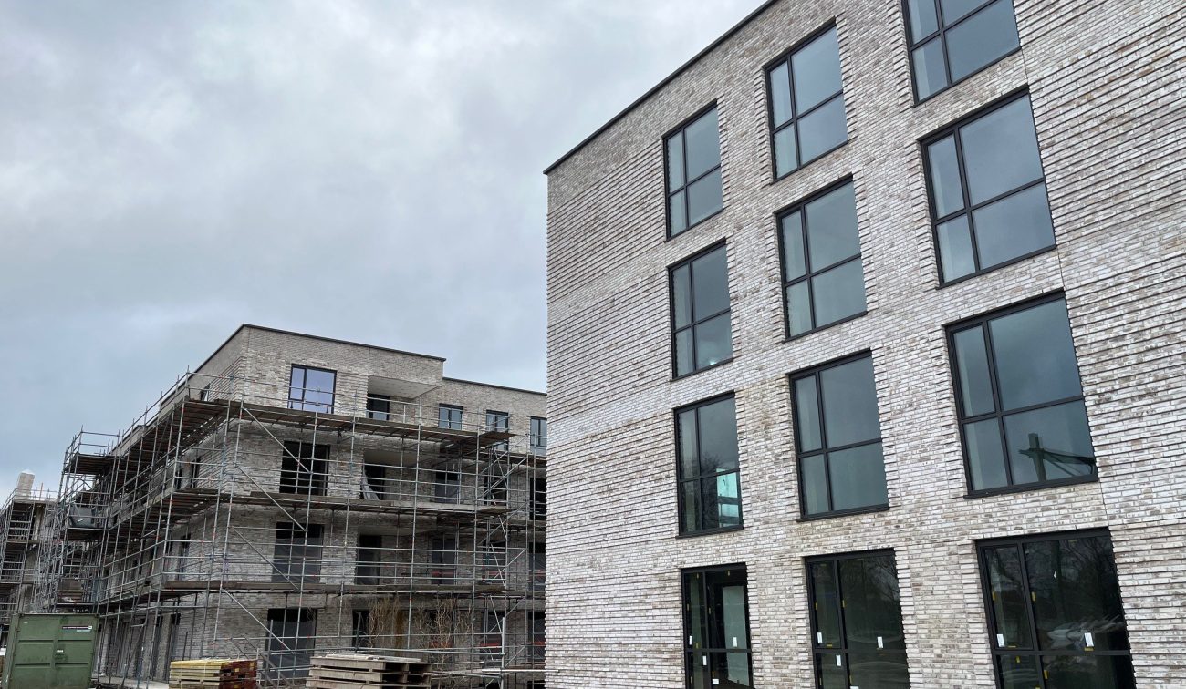 Overzichtsfoto van het nieuwbouwproject De Jonkvrouw in Geldrop, met zicht op het gehele appartementencomplex vanaf afstand.