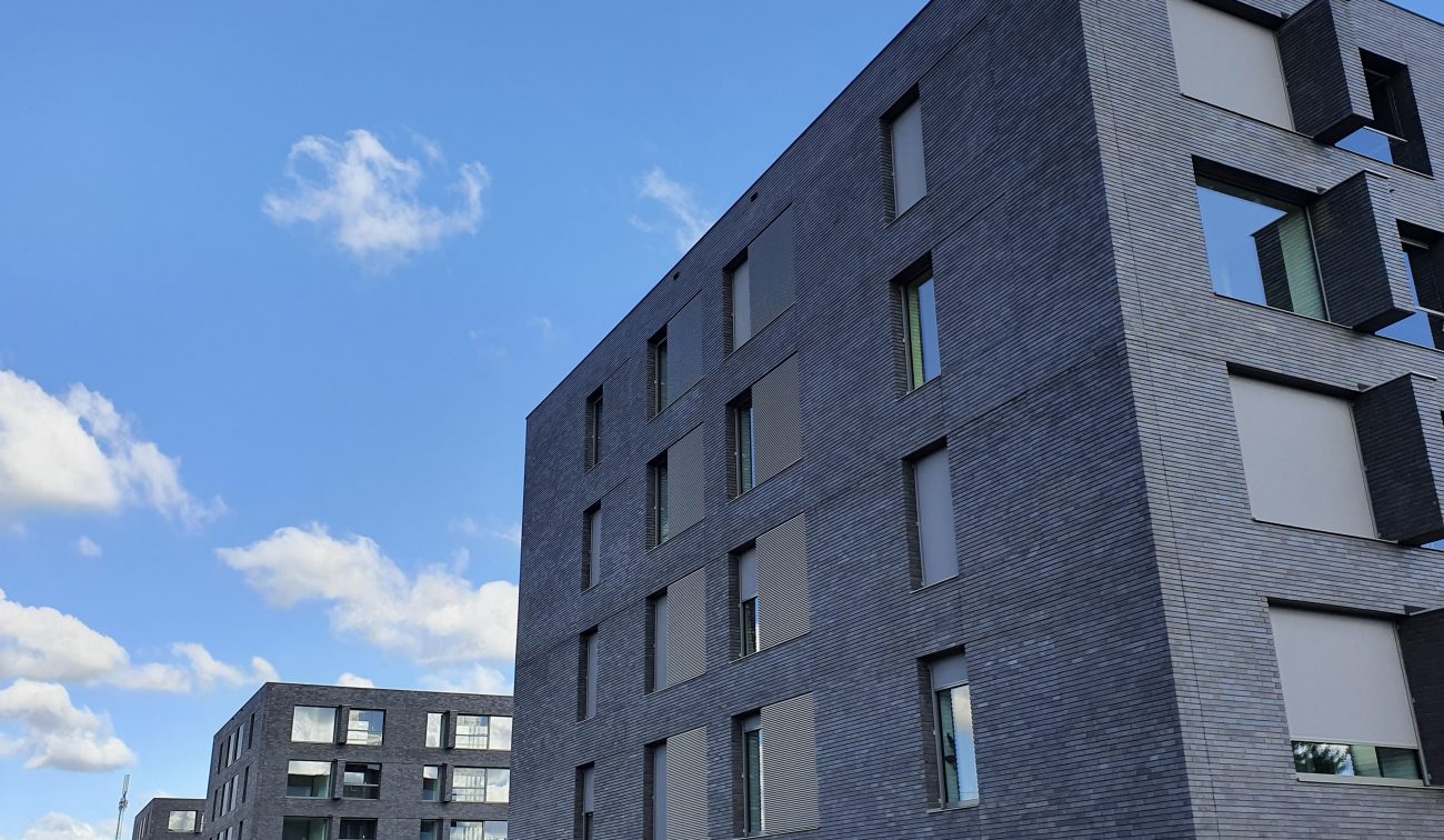 Nieuwbouw van 81 appartementen in de Dongewijk in Tilburg, met zicht op de moderne buitengevel van het appartementencomplex.
