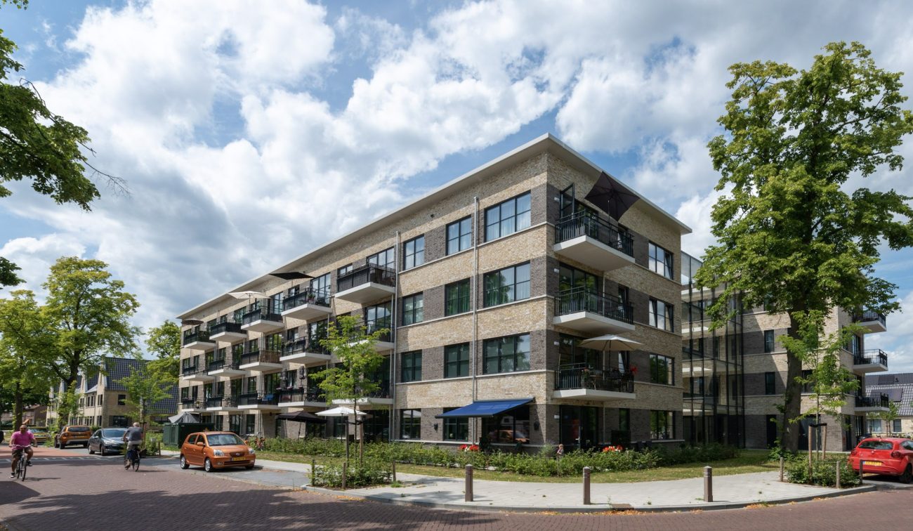 Nieuwbouwappartementen in de Grote Zeeheldenbuurt in Vught, vastgelegd vanaf de straatzijde met zicht op de gevel en entree.