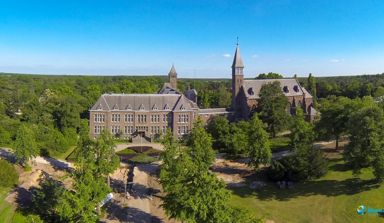 Luchtfoto van de nieuwbouw zorgwoningen bij Providentia in Sterksel met zicht op de omgeving