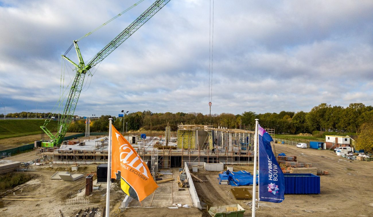 Eerste verdieping van de nieuwbouw van hotel Van der Valk in Eindhoven-Best in aanbouw