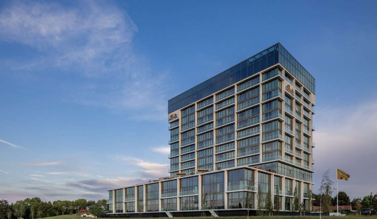Linkerzijde van de voltooide nieuwbouw van hotel Van der Valk in Eindhoven-Best