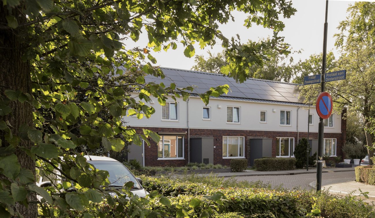 Renovatie NOM woningen in Gemert. rijtjes woningen die groot onderhoud zijn aan gegaan.