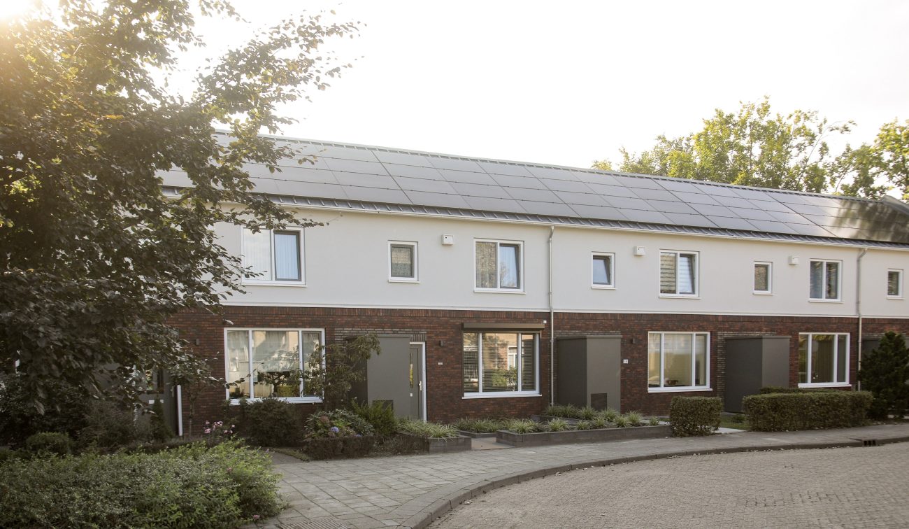 Renovatie NOM woningen in Gemert, rijtjes woningen met veel groen omheen na groot onderhoud