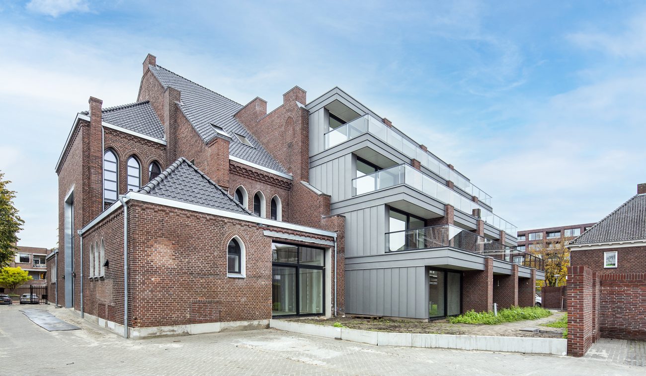 Grondfoto van De Antonius in Valkenswaard waarop de balkons en vernieuwde gevel zichtbaar zijn na de transformatie van het gebouw.