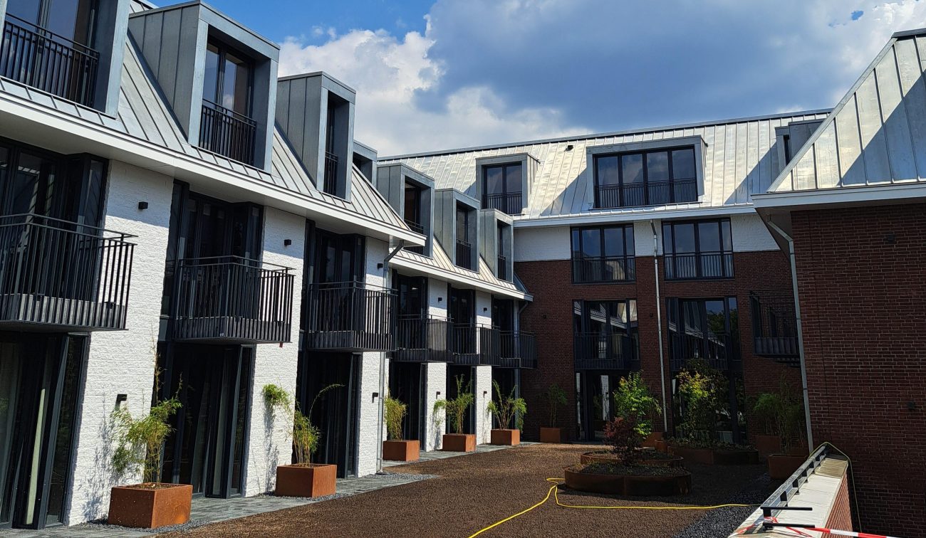 Uitbereiding en renovatie van der valk in Wassenaar. Achterzijde van het hotel met balkons en een tuin in aanleg