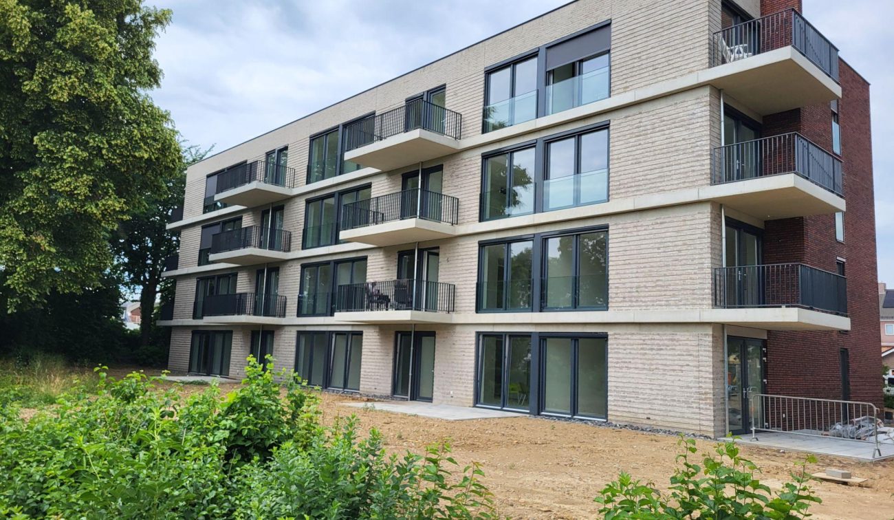 Nieuwbouw sociale huurappartementen in Margraten met balkons en licht bakstenen gevel