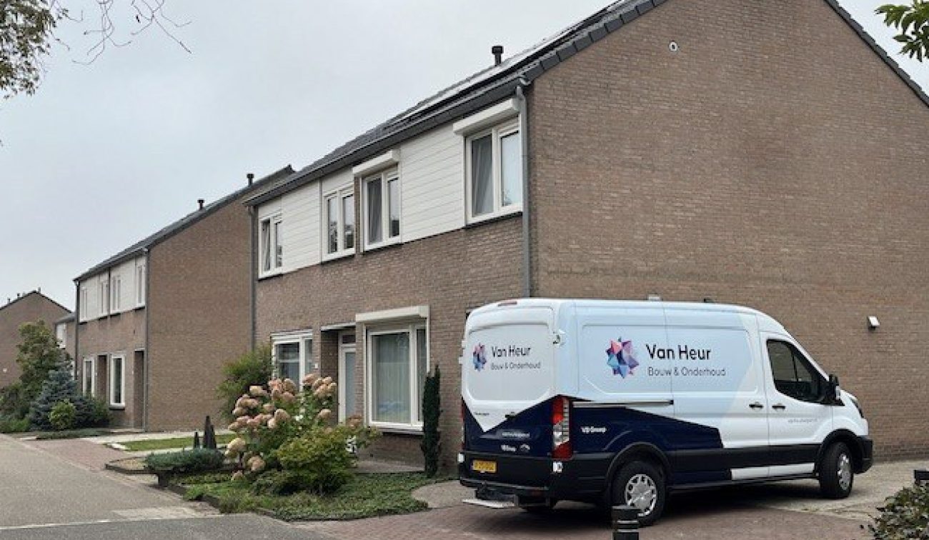 Straatbeeld met een rij eengezinswoningen in Stramproy; op de oprit staat een busje van “Van Heur Bouw & Onderhoud” geparkeerd—indicatie van groot onderhoud aan de woningen.
