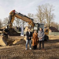 Burgemeester wethouder Velp, directeur Huybregts Relou en directeur CRA Vastgoed voor een graafmachine bij start bouw Bosrijk Mariendaal in Velp