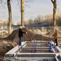 Toekomstige bewoners bekijken de fundering tijdens de start bouw van Bosrijk Mariëndaal in Velp