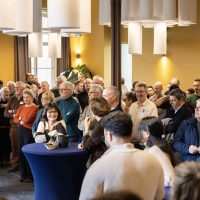 Start bouw Bosrijk Mariëndaal in velp: volle zaal met toekomstige bewoners en omwonenden die luisteren naar de toelichting van het project.