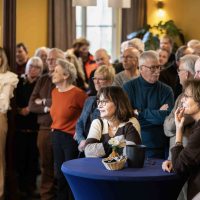 Start bouw Bosrijk Mariëndaal in velp: geïnteresseerde omwonenden en kopers luisteren aandachtig tijdens de opening van het project.