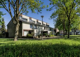 Een rij met huizen met een grasveld ervoor