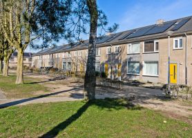 Straat in de Kruidenbuurt Tilburg waar werkzaamheden aan woningen plaatsvinden tijdens groot onderhoud.