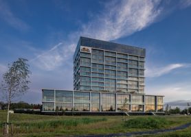 Sfeervolle foto van hotel Van der Valk in Eindhoven-Best bij zonsondergang met verlichting