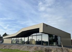 Nieuwbouw clubgebouw FC Landgraaf: modern paviljoen met grote glasgevels en uitgesneden daklijn