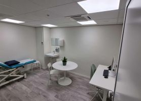 Afbeelding van een spreekkamer bij de huisarts