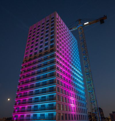 Een gebouw dat blauw en roze licht geeft