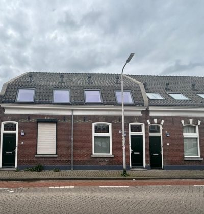 Verduurzaming van rijwoningen met vernieuwde dakkapellen en dakramen langs stedelijke woonstraat