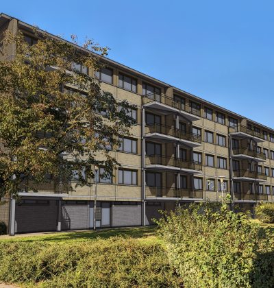 Impressie van de Prontoflats in Helmond met vernieuwde gevels en woonlagen na uitvoering van het groot onderhoudsproject.