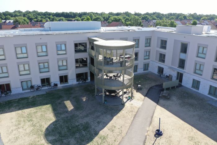 Ronde balkontoren bij zorgwoningen Risselthof Horst, binnenhof met pad en gras